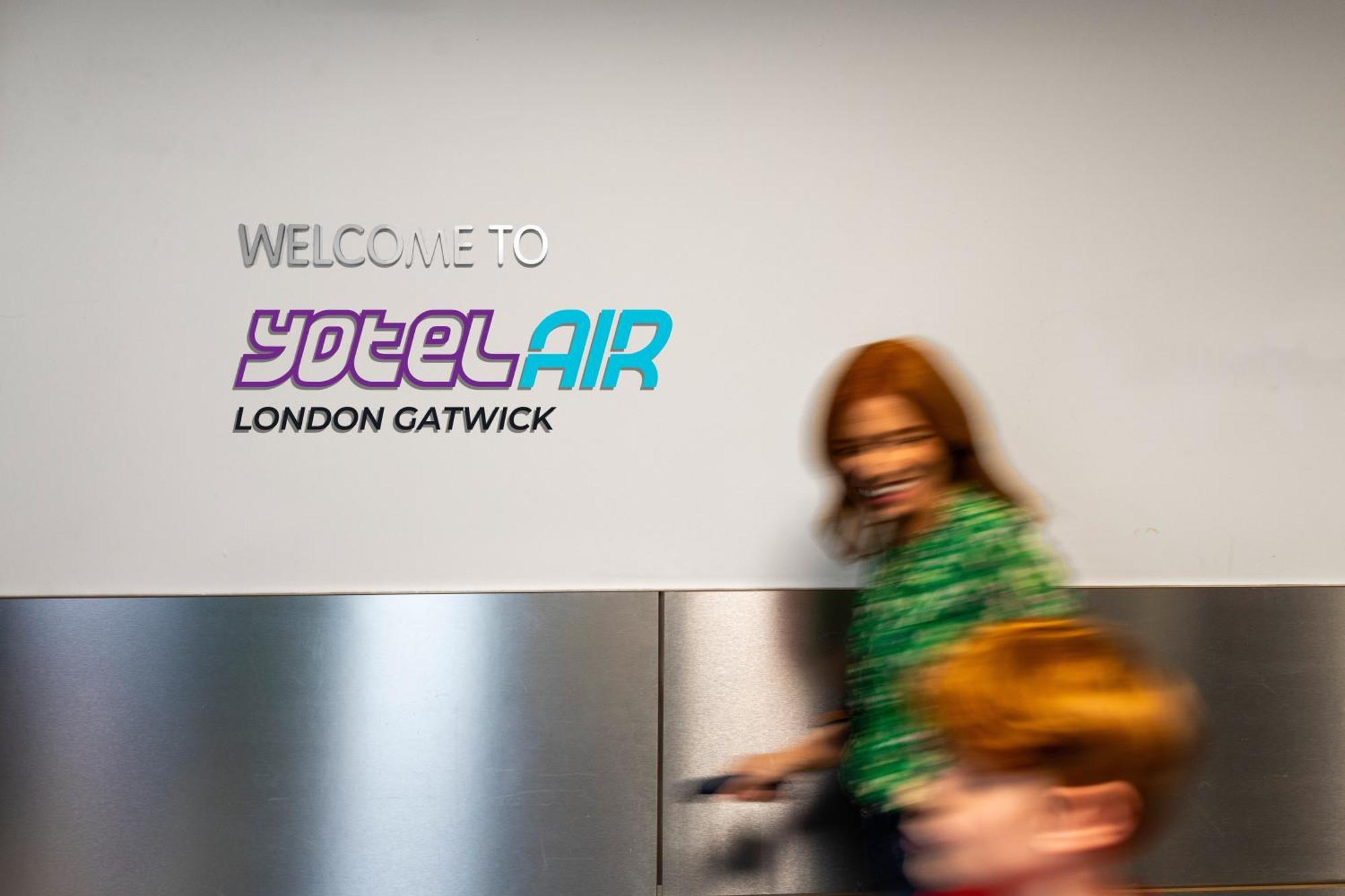 Yotelair London Gatwick Airport هورلي المظهر الخارجي الصورة